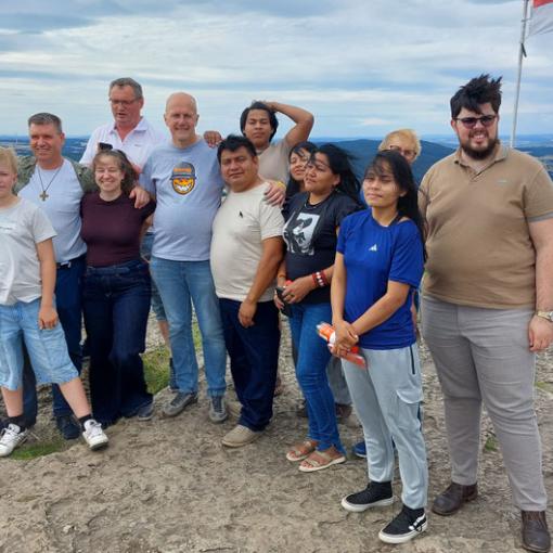 Blick auf den Gottesgarten, die Heimat Rudolf Lunkenbeins: die brasilianische Gruppe und ihre deutschen Gastgeber auf dem Staffelberg.